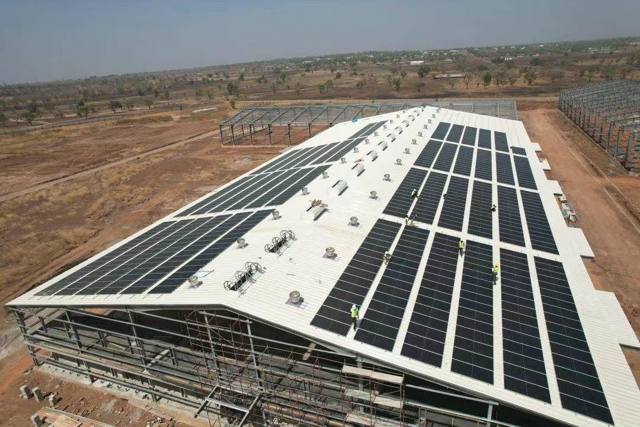 Large-scale rooftop solar array, hospitality project